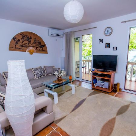 Apartments Beachfront Kotor Bagian luar foto