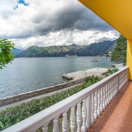 Apartments Beachfront Kotor Bagian luar foto