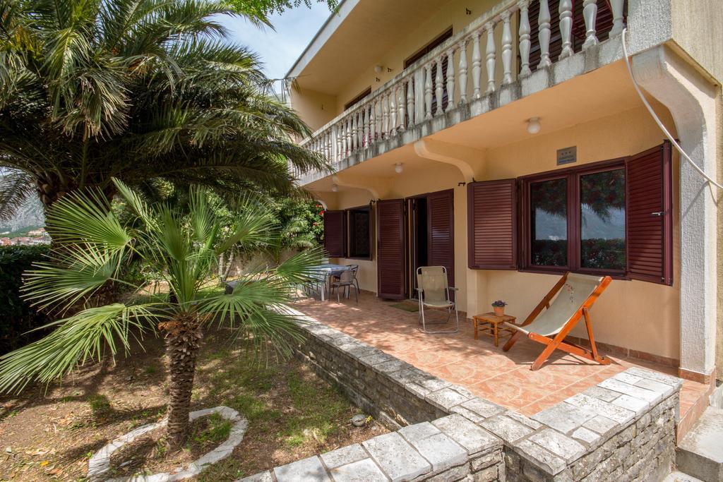 Apartments Beachfront Kotor Bagian luar foto