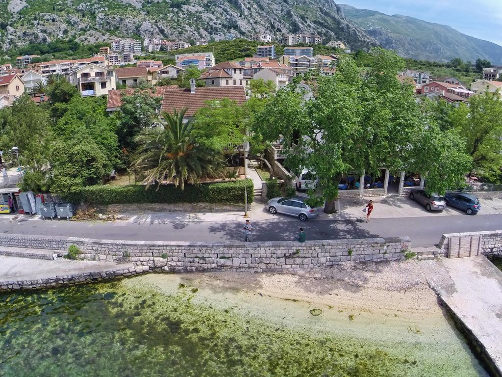 Apartments Beachfront Kotor Bagian luar foto