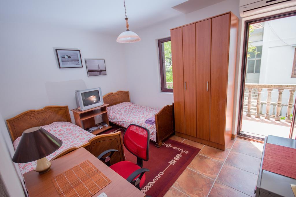 Apartments Beachfront Kotor Bagian luar foto