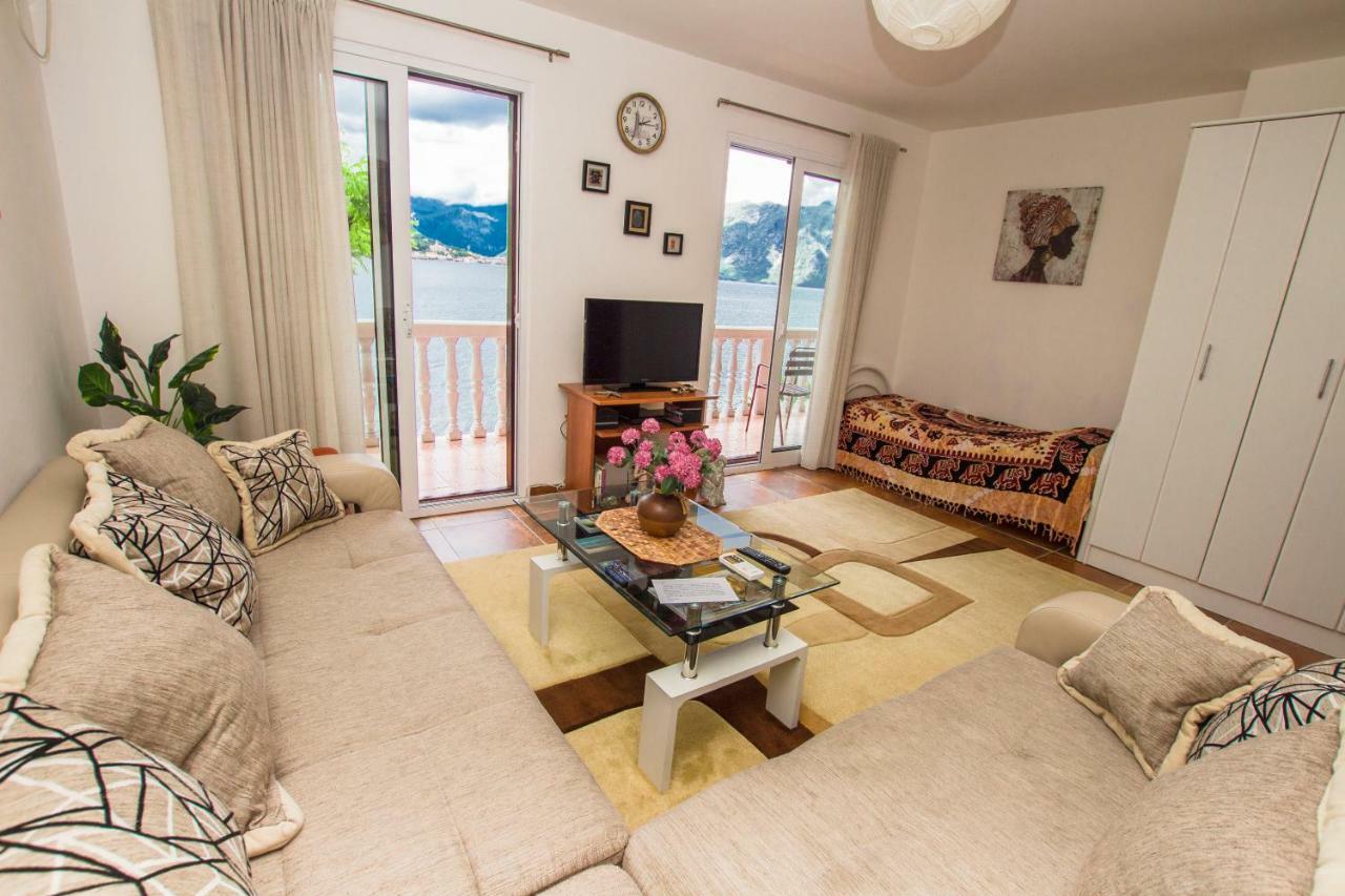 Apartments Beachfront Kotor Bagian luar foto