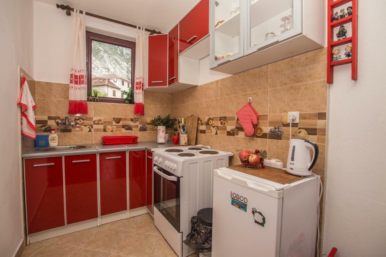 Apartments Beachfront Kotor Bagian luar foto