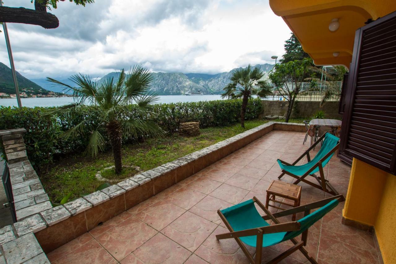 Apartments Beachfront Kotor Bagian luar foto