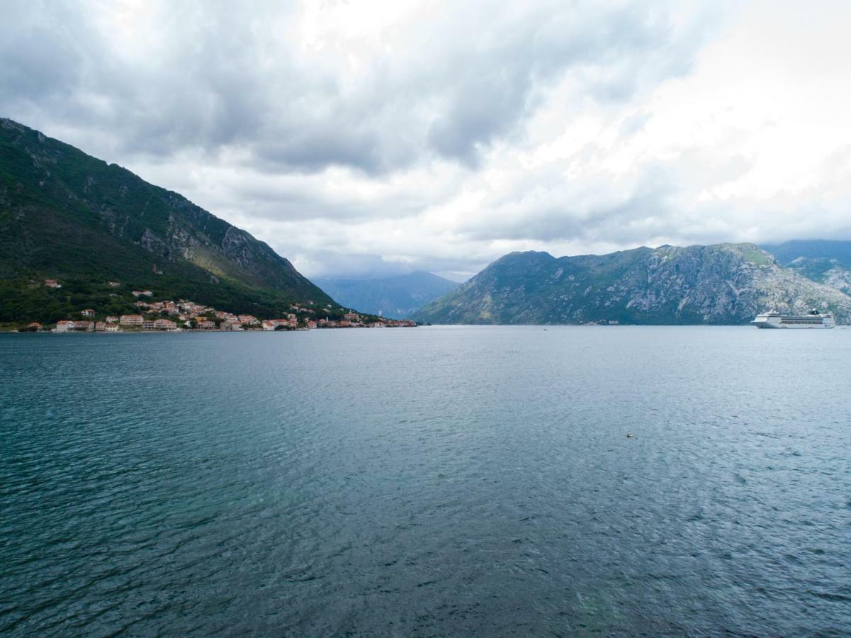 Apartments Beachfront Kotor Bagian luar foto