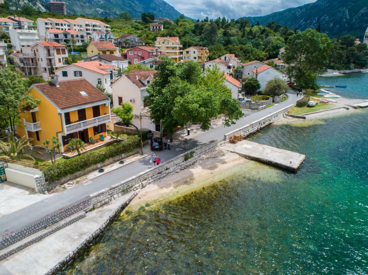 Apartments Beachfront Kotor Bagian luar foto