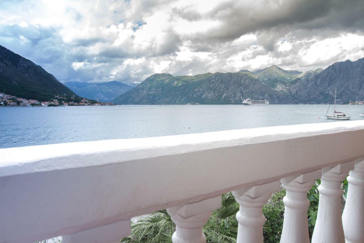 Apartments Beachfront Kotor Bagian luar foto