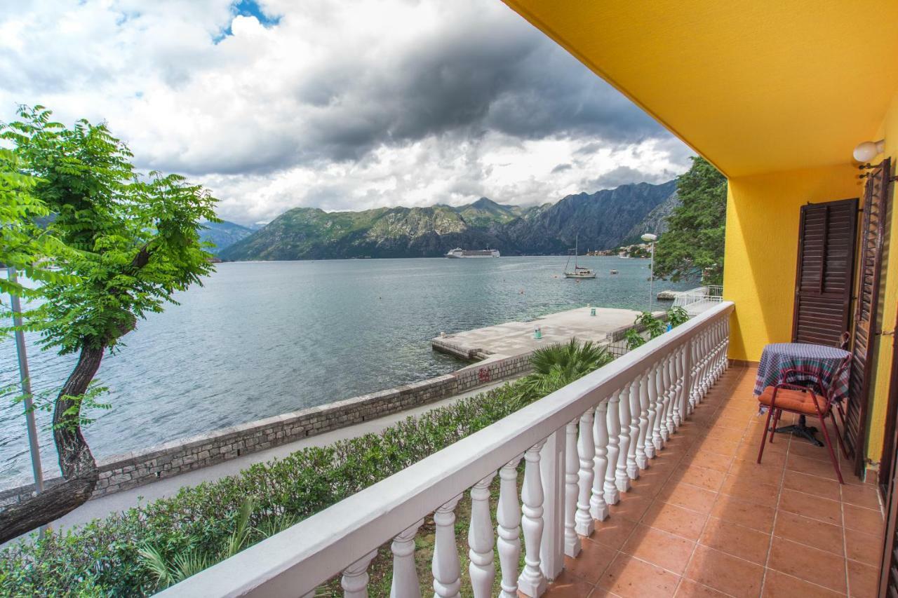 Apartments Beachfront Kotor Bagian luar foto