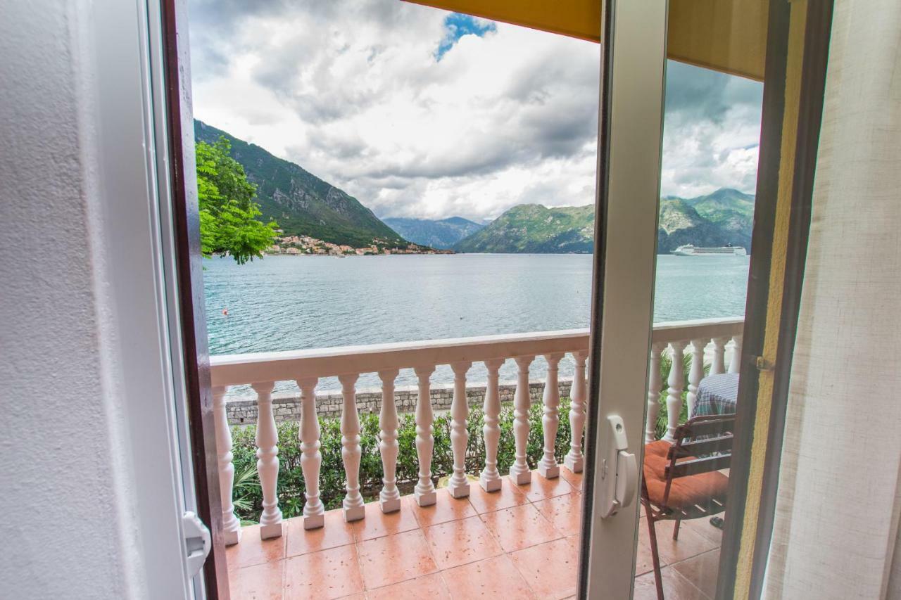 Apartments Beachfront Kotor Bagian luar foto