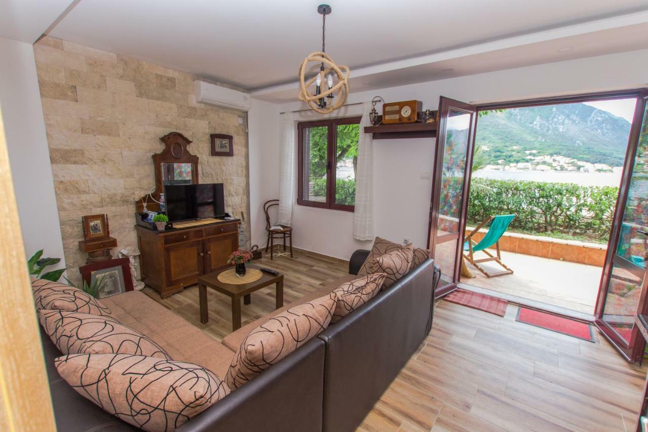 Apartments Beachfront Kotor Bagian luar foto